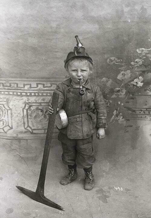 05_Child_miner_from_Utah_with_pipe,_c._1